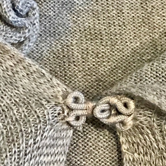 Banana Republic Sweater with Ruffle Detailing-NWOT - Picture 3 of 4